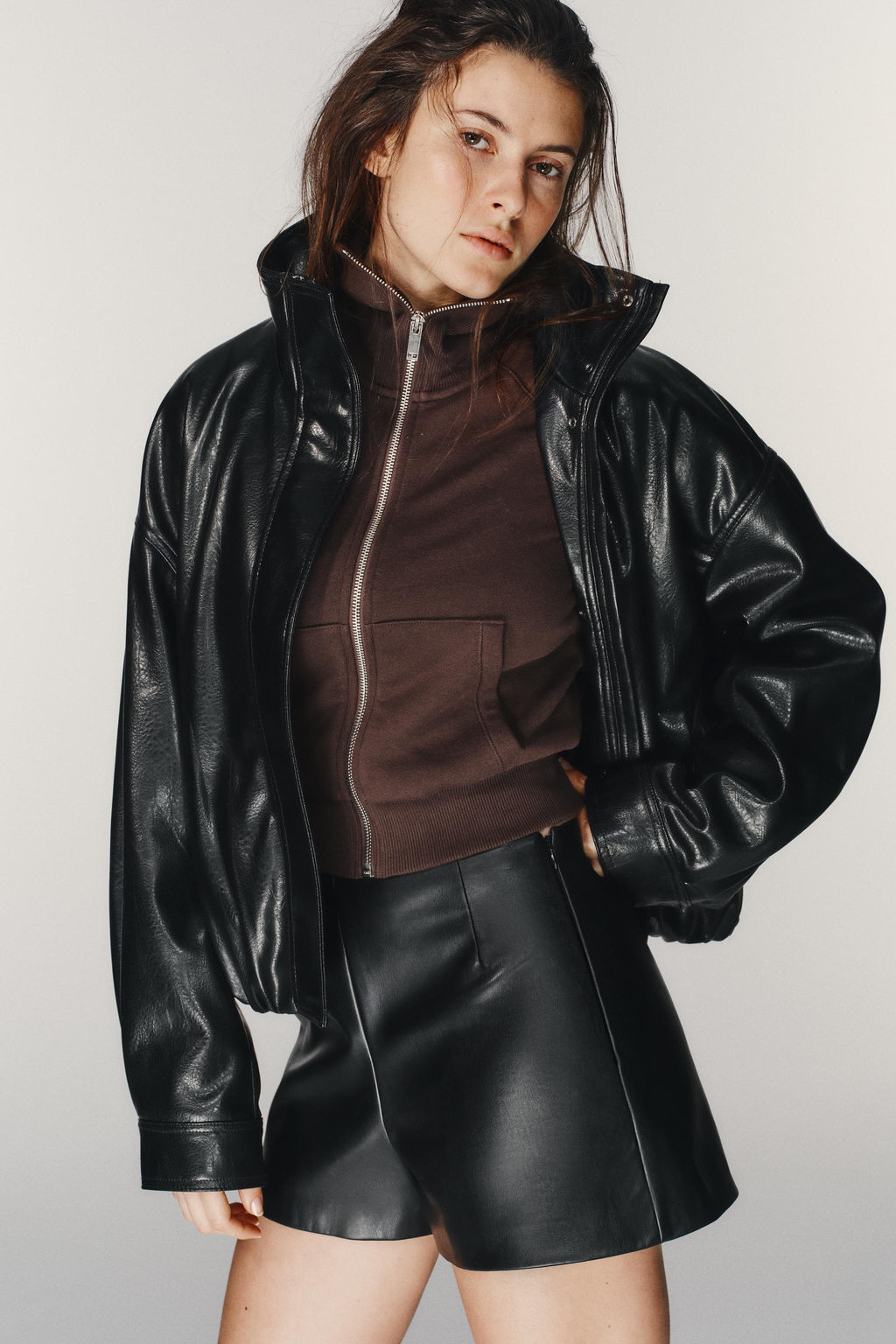 FAUX LEATHER HIGH-WAIST SHORTS - Zara фото 8