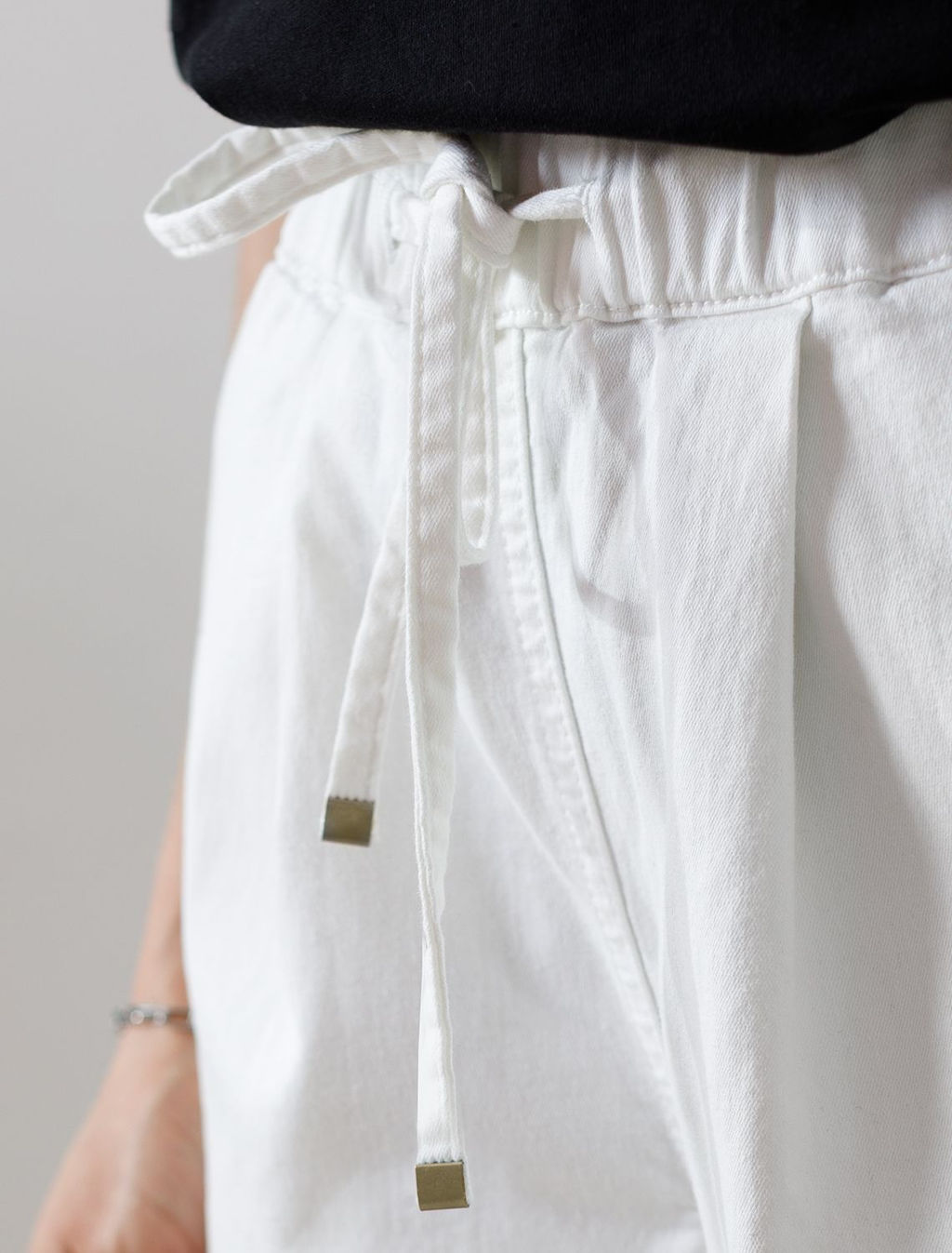 Широкие джинсы с поясом на резинке и с защипами из облегченного денима