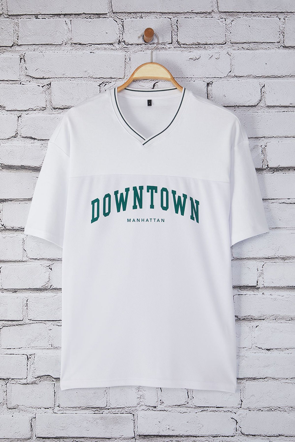 TRENDYOL MAN Ekru Oversize/Genis Kesim Downtown Bask?l? V Yaka Forma T-Shirt TMNSS25TS00123