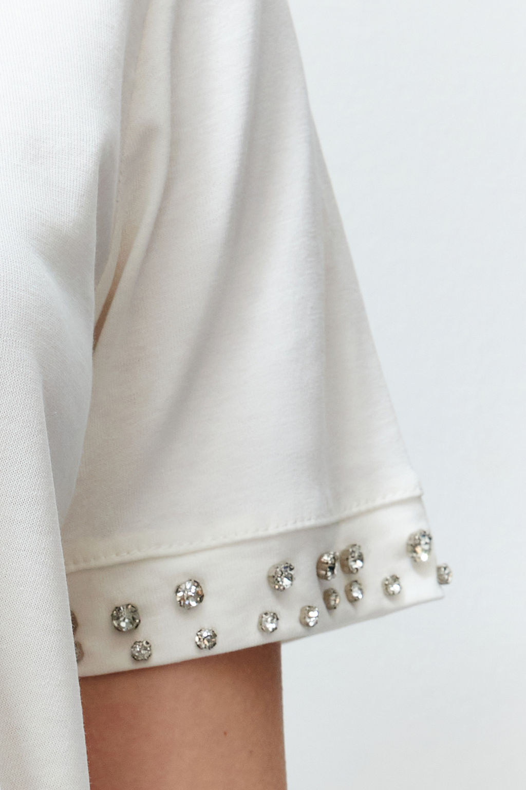 Beyaz Inci Detayl? Regular/Normal Kal?p Orme T-Shirt TWOSS24TS00070