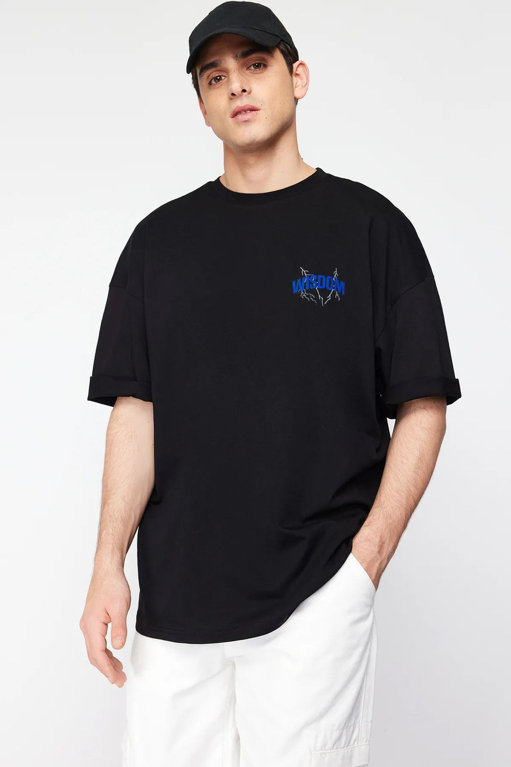 Trendyolmilla Man Siyah Oversize/Genis Kesim S?rt Yaz? Bask?l? %100 Pamuk T-Shirt TMNSS25TS00085  фото 3