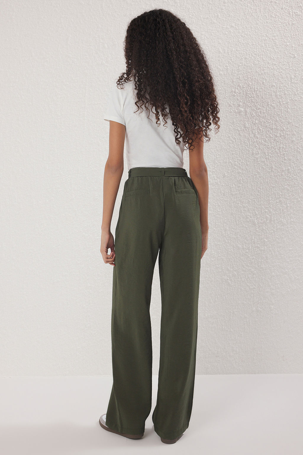 Haki Yumusak Tuseli Kemerli Wide Leg/Genis Paca Pantolon TWOSS25PL00112