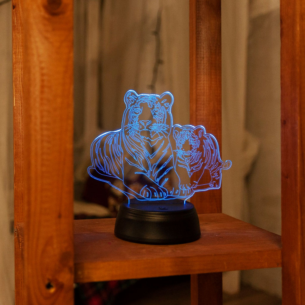 ULI-M508 RGB/3AA TIGER FAMILY/BLACK Светильник декоративный с эффектом 3D Семья тигров, на батарейках 3AA (не в/к). 1 светодиод. RGB свет. TM Uniel