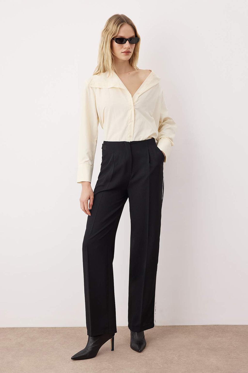 Siyah Yanlar? Serit Detayl? Wide Leg/Genis Paca Dokumlu Kumas Pantolon TWOAW26PL00066 - Trendyolmilla фото 2