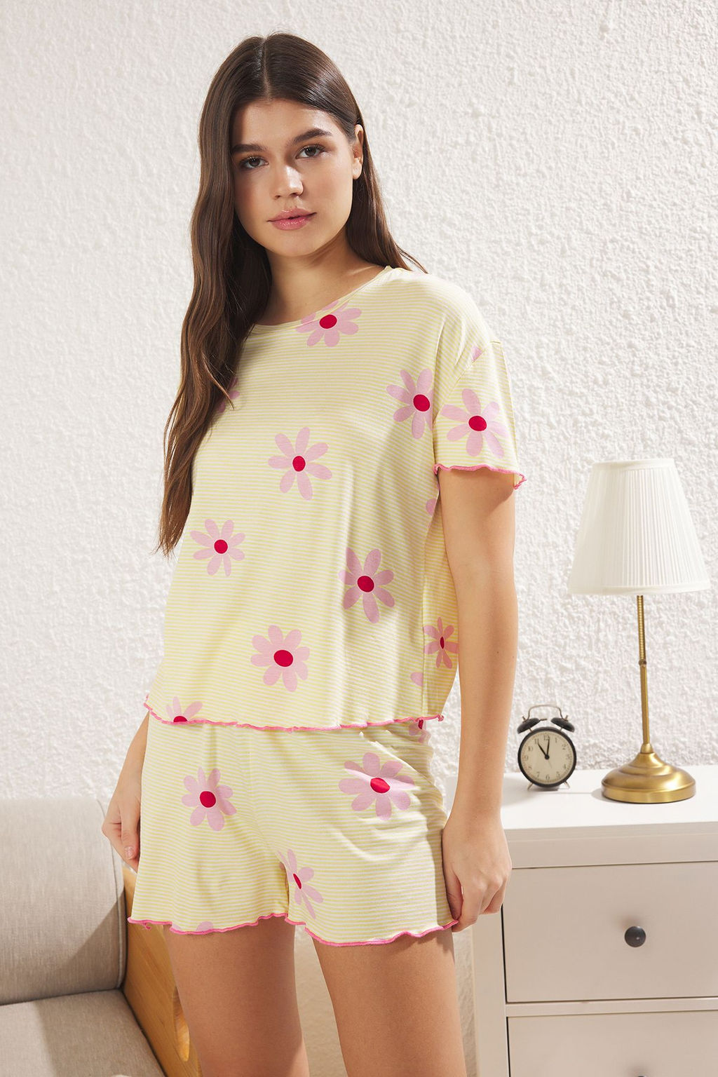 Trendyolmilla Sar?-Cok Renkli Cicekli ve Cizgili Baby Overlok Detayl? Sortlu Orme Pijama Tak?m? THMSS25PT00205 фото 3