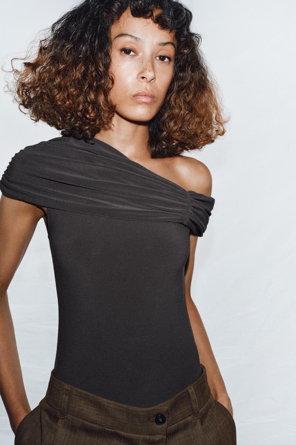 BODY ASIM?TRICO FRUNCES / Gris antracita - Zara фото 2