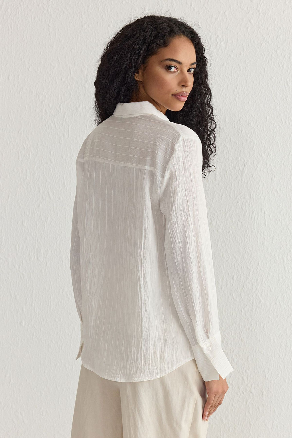 TRENDYOLMILLA Beyaz Cizgili Dokulu Kumas Regular Normal Kal?p Dokuma Gomlek TWOSS25GO00013  фото 10
