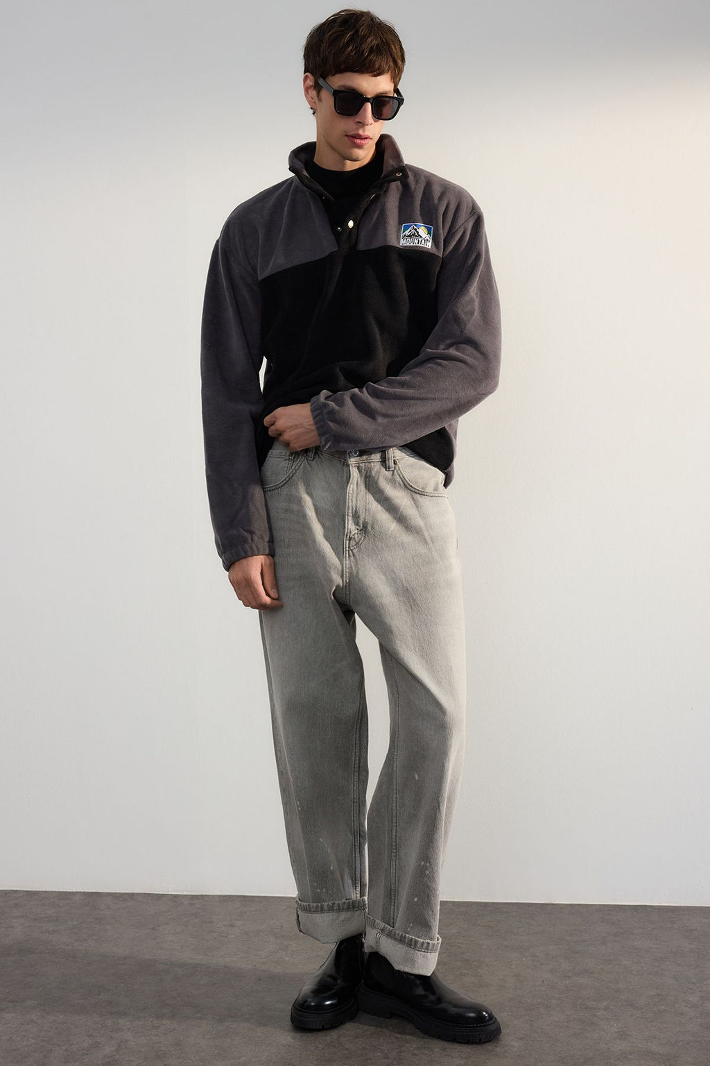 TRENDYOL MAN Antrasit Oversize/Genis Kesim Dik Yaka Anti-Pilling S?cak Tutan/Polar Sweatshirt TMNAW25SW00026