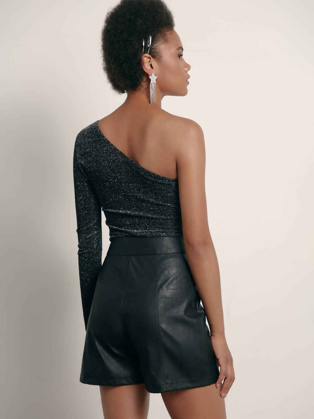 CONTE Мерцающий джемпер с открытым плечом LD 1391 silver black silver black - Conte elegant фото 4