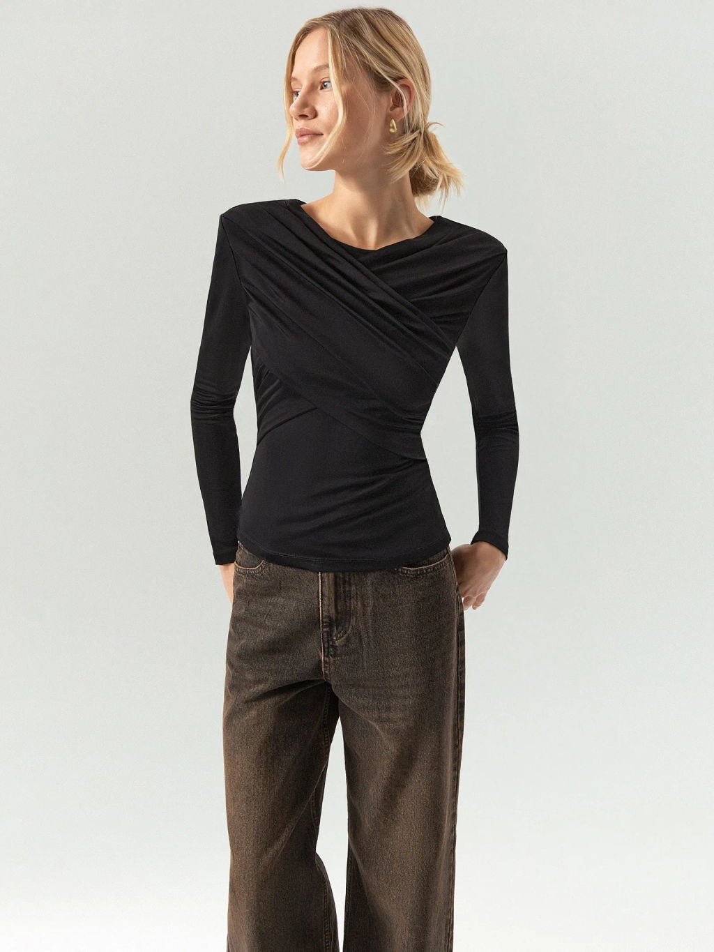 Лонгслив Emka с драпировкой и подплечниками вискоза черный  фото 2