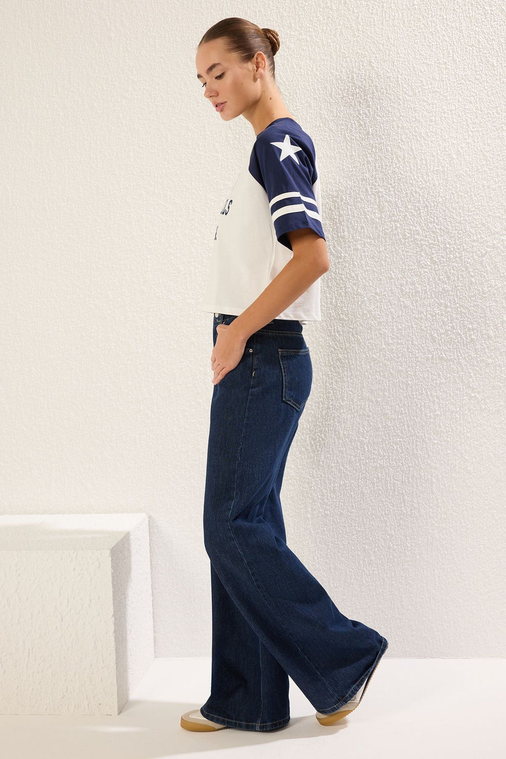 TRENDYOLMILLA Ekru %100 Pamuk Renk Bloklu Slogan Bask?l? Relaxed Crop Orme T-Shirt TWOSS25TS00067 фото 2