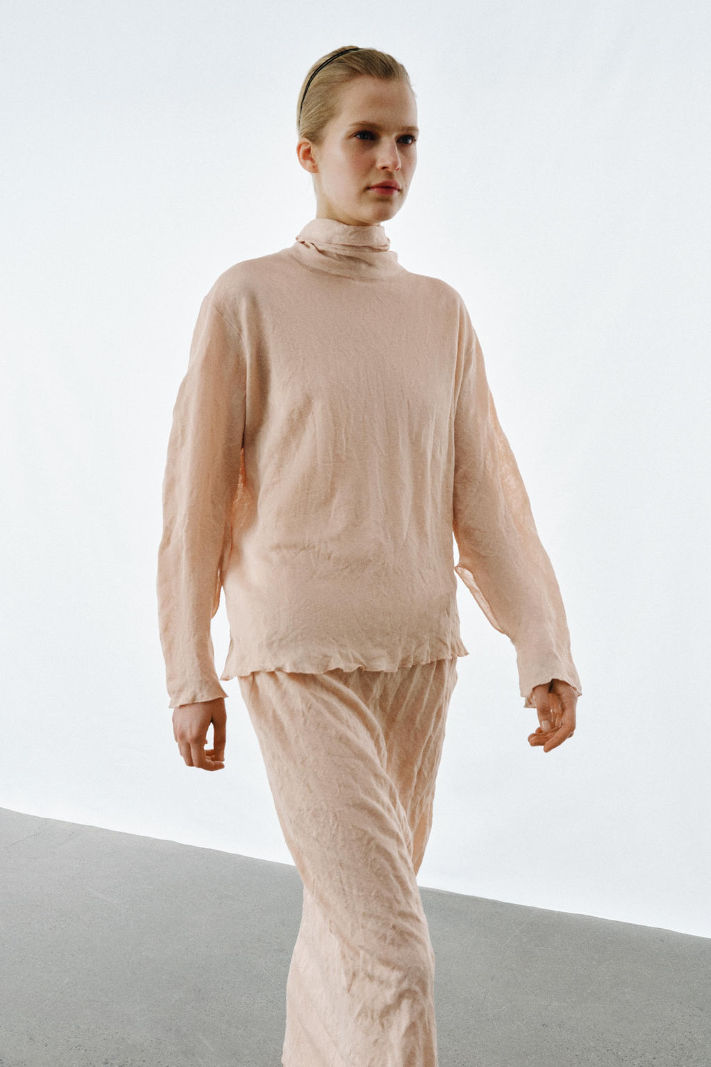 FALDA MIDI PUNTO EFECTO ARRUGADO / rosa claro - Zara фото 4