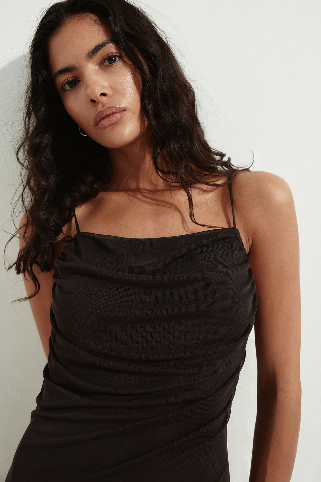 Vestido drapeado de malla con tirantes finos - H&m фото 6