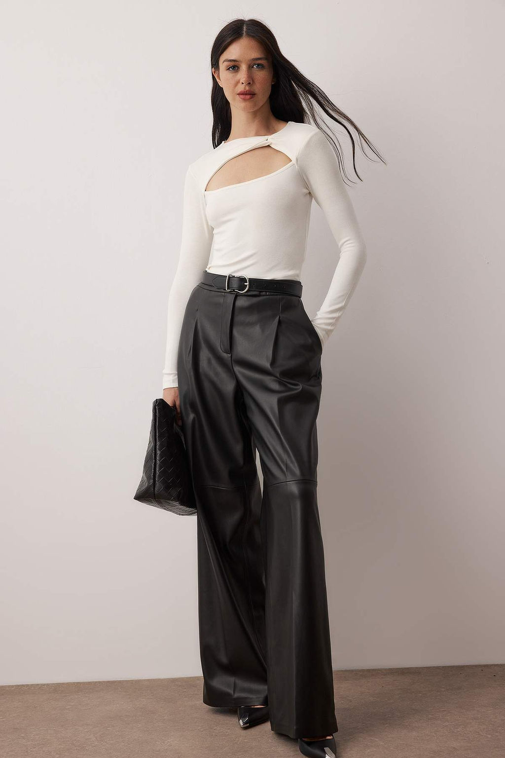 K?rm?z? Cut Out Detayl? Vucuda Oturan Yumusak Tuseli Esnek Orme Bluz TWOAW26BZ00126 - Trendyolmilla фото 12