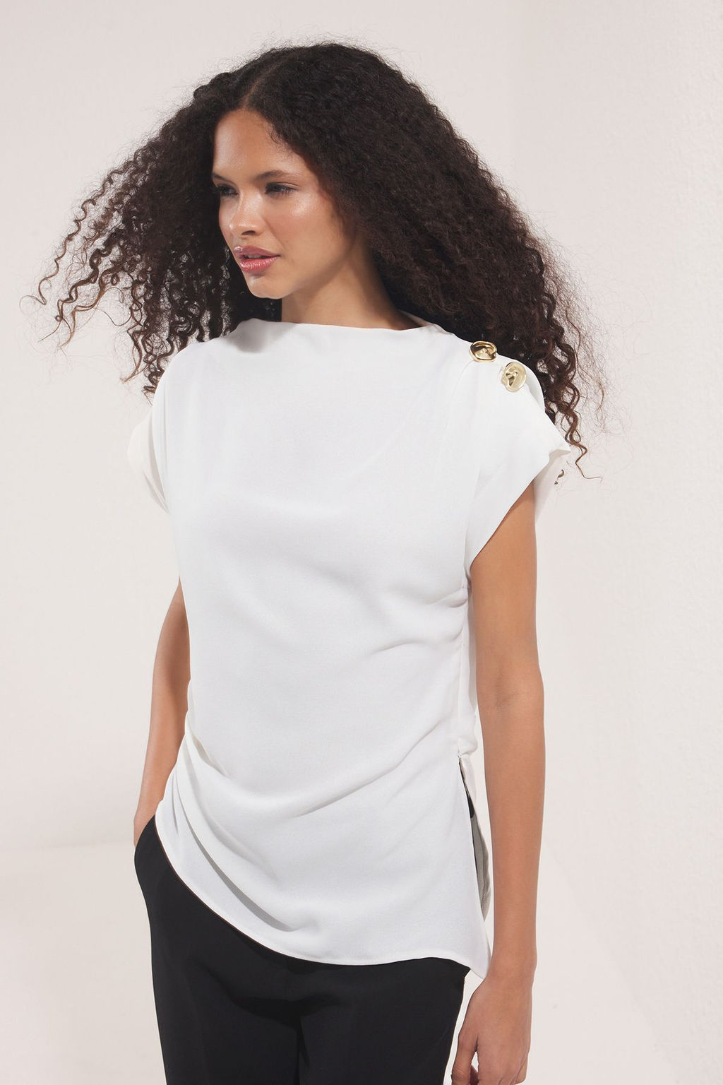 Trendyolmilla Beyaz Fitted Buzgu ve Dugme Detayl? Dik Yaka Dokuma Bluz TWOSS25BZ00525