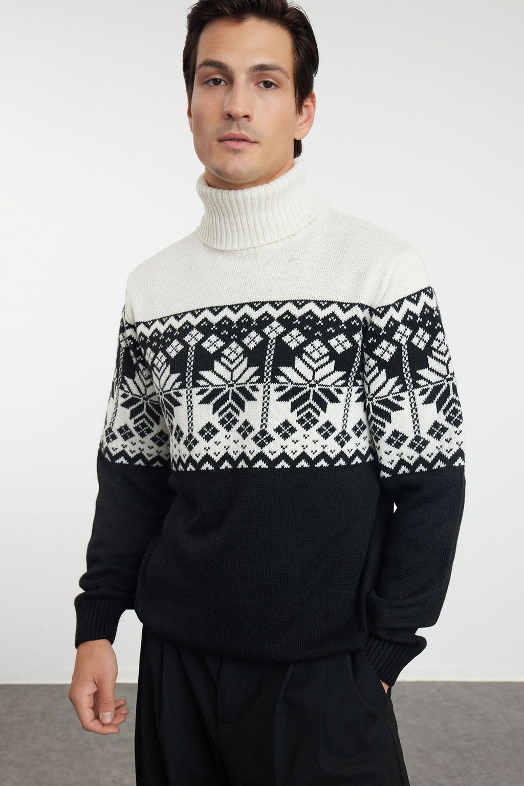 TRENDYOL MAN Indigo Regular Yunlu Bal?kc? Yaka Etnik Triko Kazak TMNAW22KZ0296