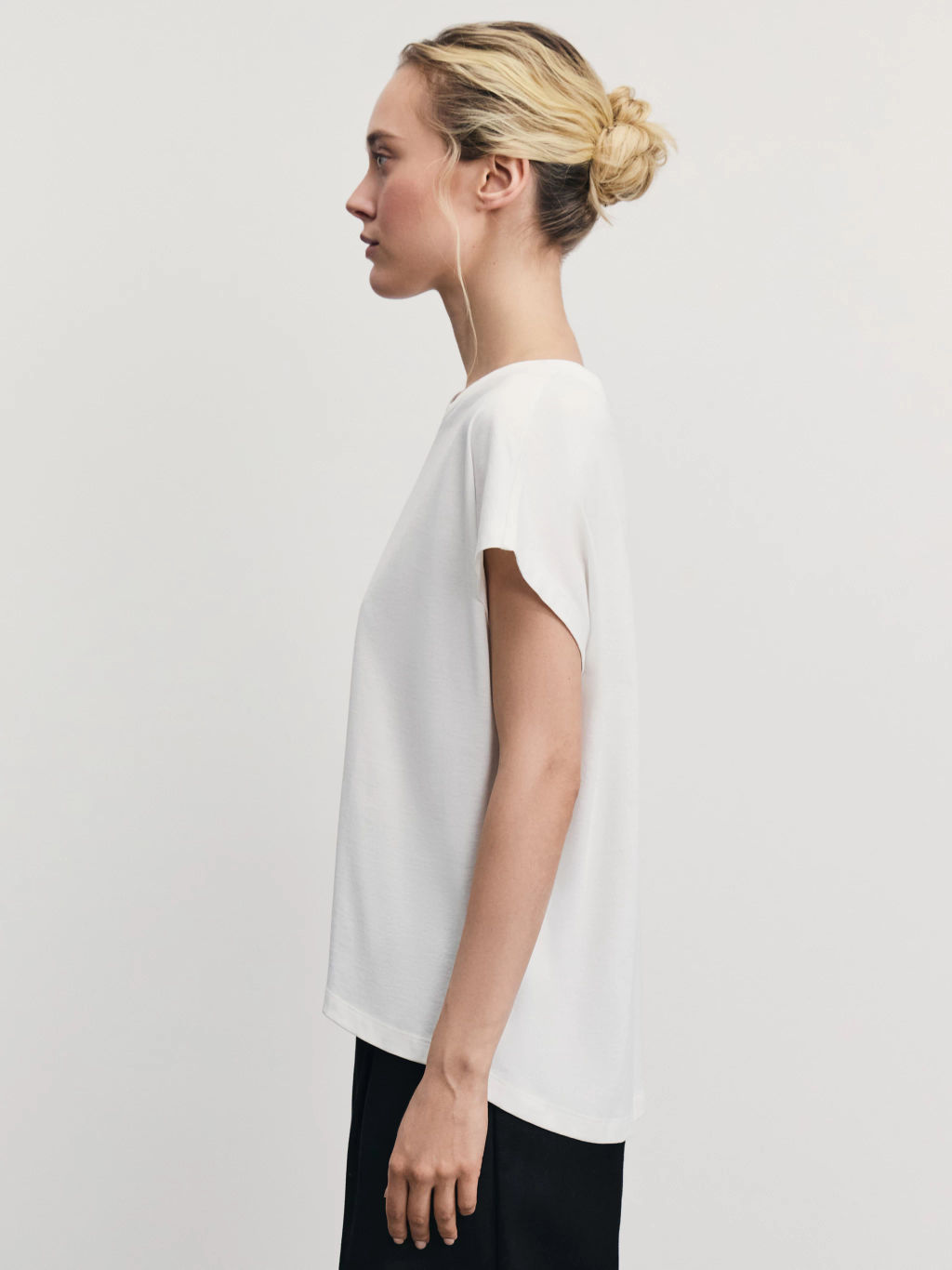 Футболка со спущенным плечом из хлопка / Zarina  фото 4