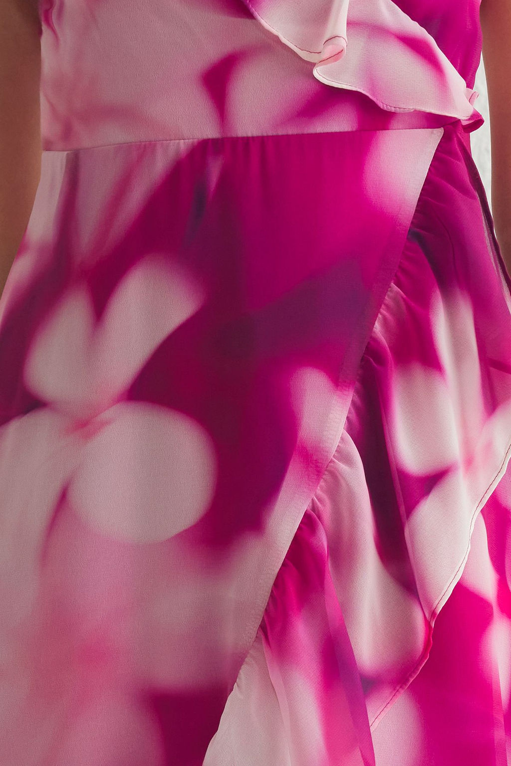 TRENDYOLMILLA Fusya Cicekli Kruvaze Midi Sifon Astarl? Dokuma Elbise TWOSS19EL0375 фото 3