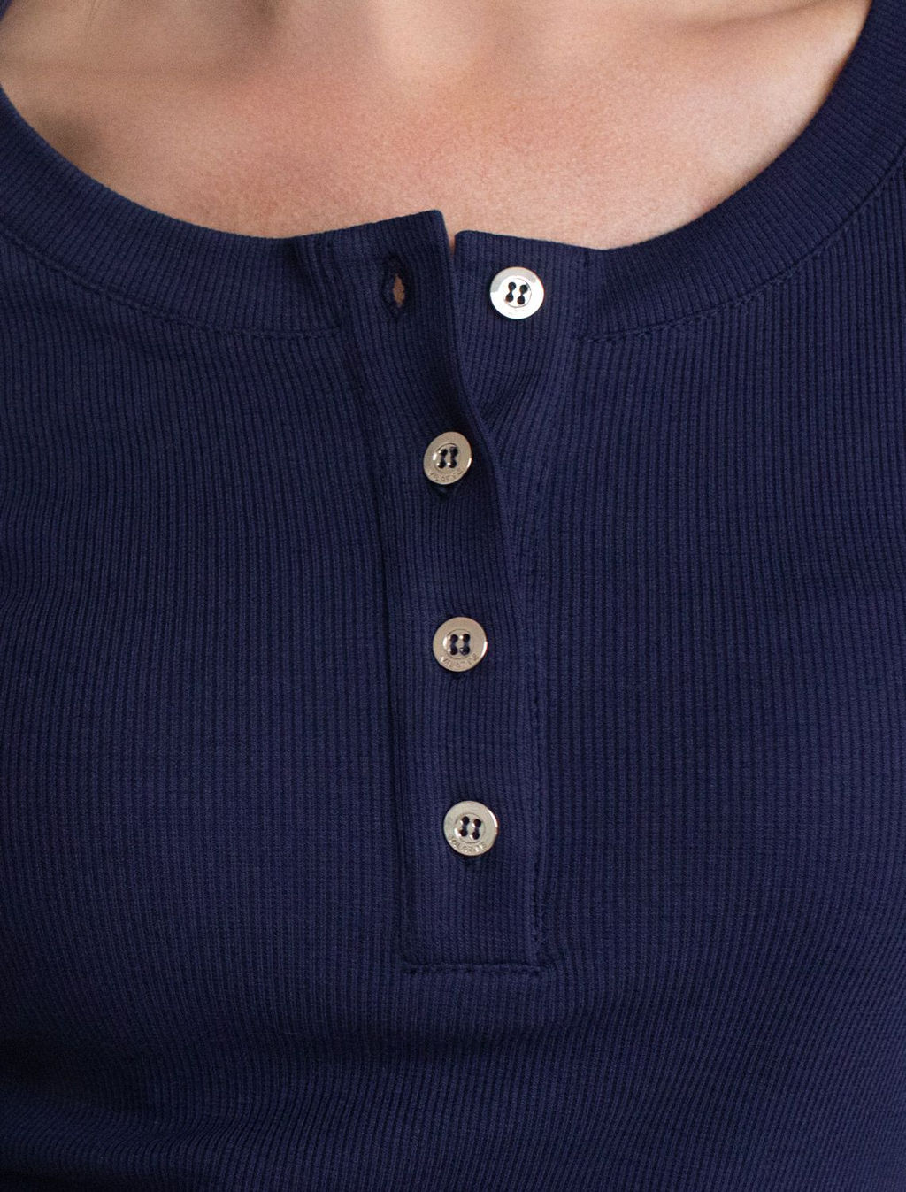 Лонгслив облегающий из фактурного трикотажа в рубчик с круглым вырезом на пуговицах - Vilatte фото 2