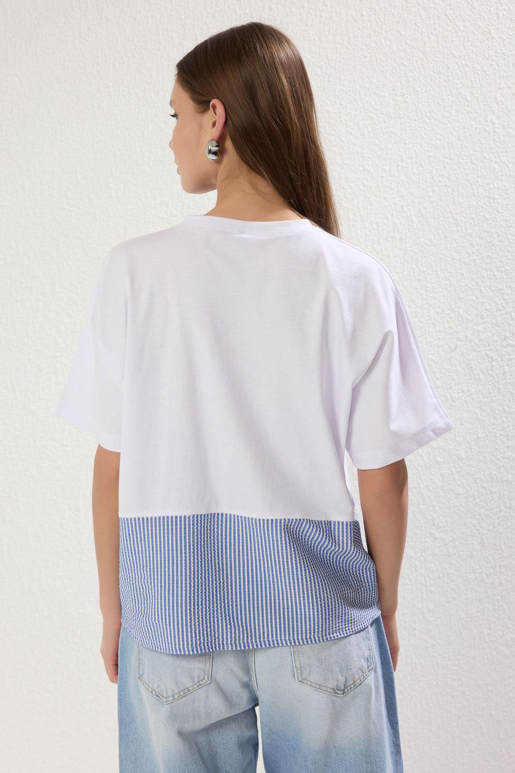 TRENDYOLMILLA Beyaz Dokuma Detayl? Regular/Normal Kal?p Orme T-Shirt TWOSS25TS00133 фото 4