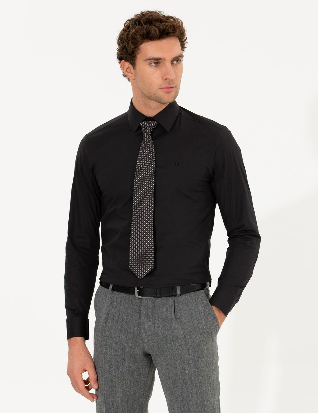 Черная базовая рубашка приталенного кроя с длинным рукавом