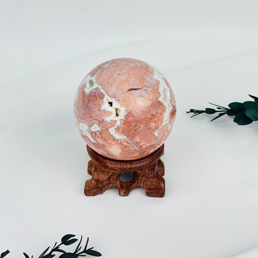 Шар из розового цветочного Агата на подставке