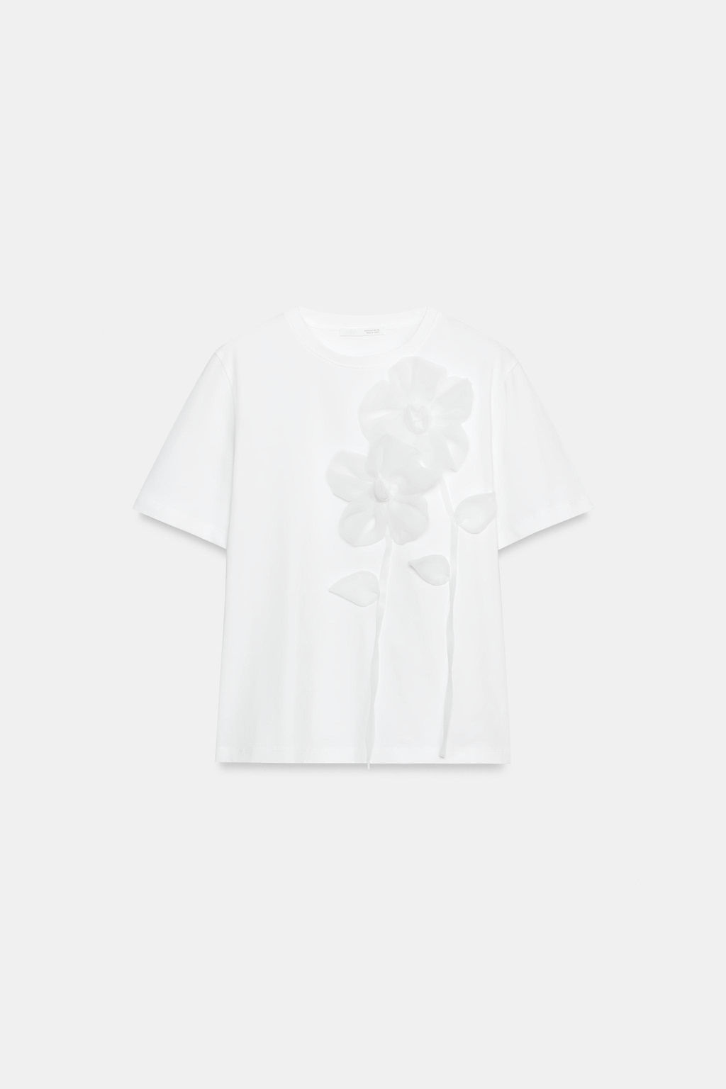 CAMISETA FLORES VOLUMEN / Blanco