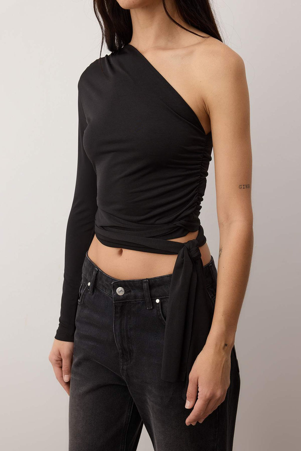 Siyah Fitted/Vucuda Oturan Baglama Detayl? Tek Kol Crop Esnek Orme Bluz TWOAW23BZ00094