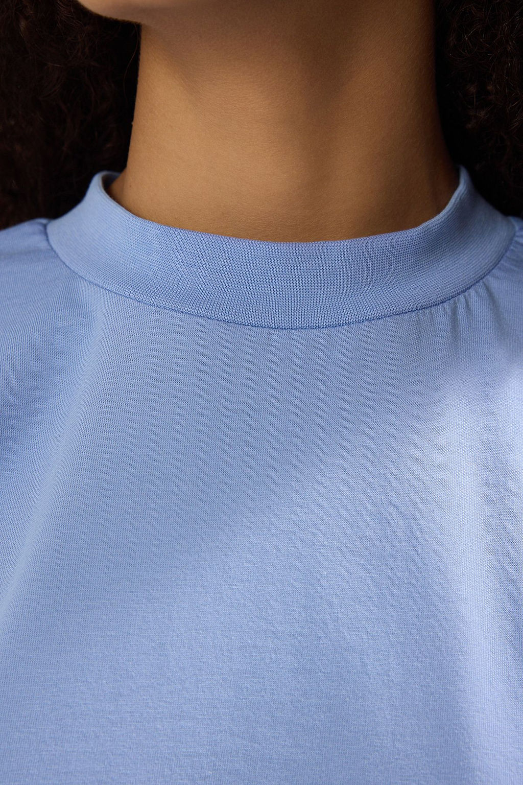 TRENDYOLMILLA Beyaz %100 Pamuk Basic Regular/Normal Kal?p Dik Yaka Orme T-Shirt TWOAW20TS0096  фото 3