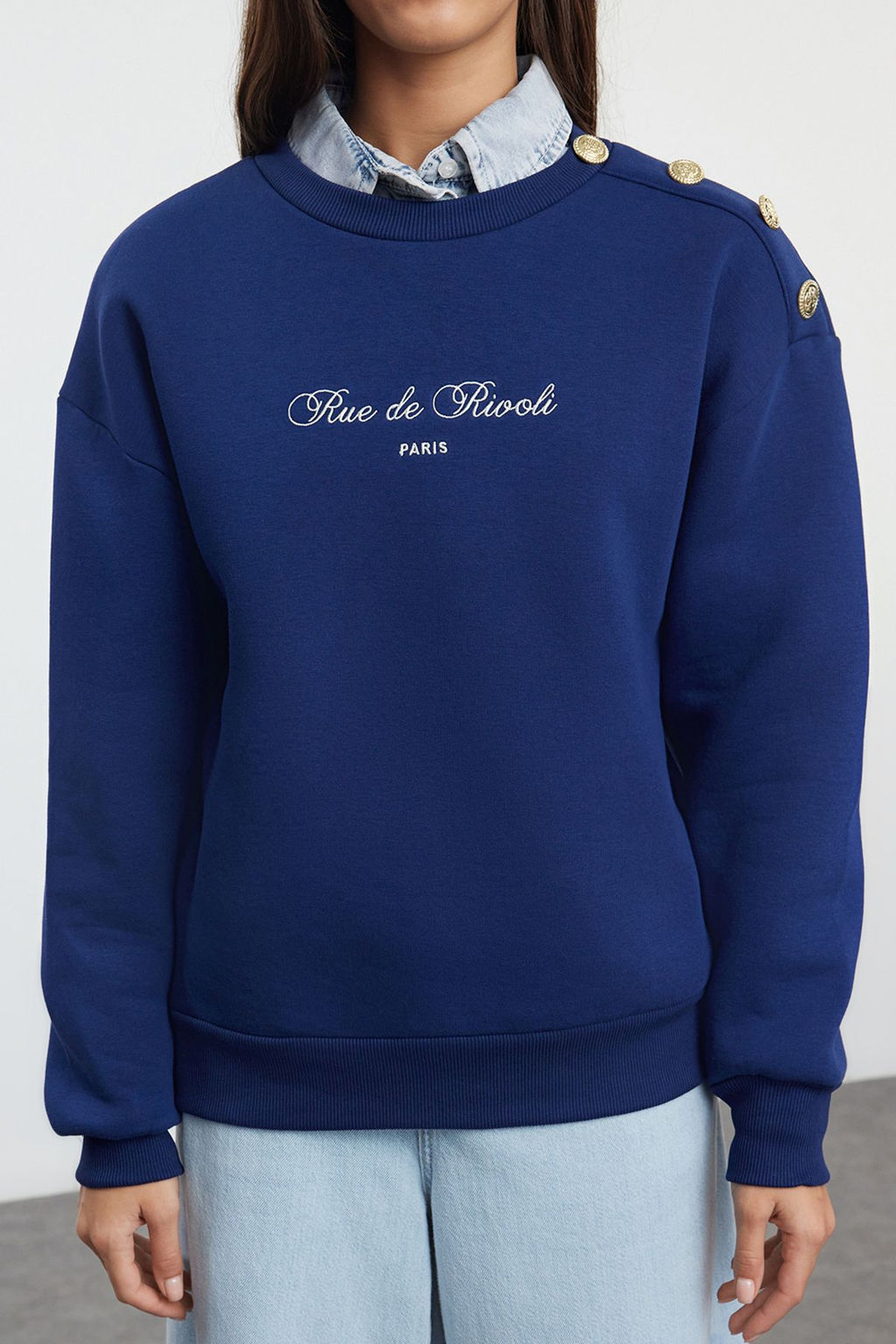 TRENDYOLMILLA Bej Sloganl? Dugme Detayl? Regular Kal?p Kal?n Ici Polarl? Orme Sweatshirt TWOAW25SW00015  фото 7