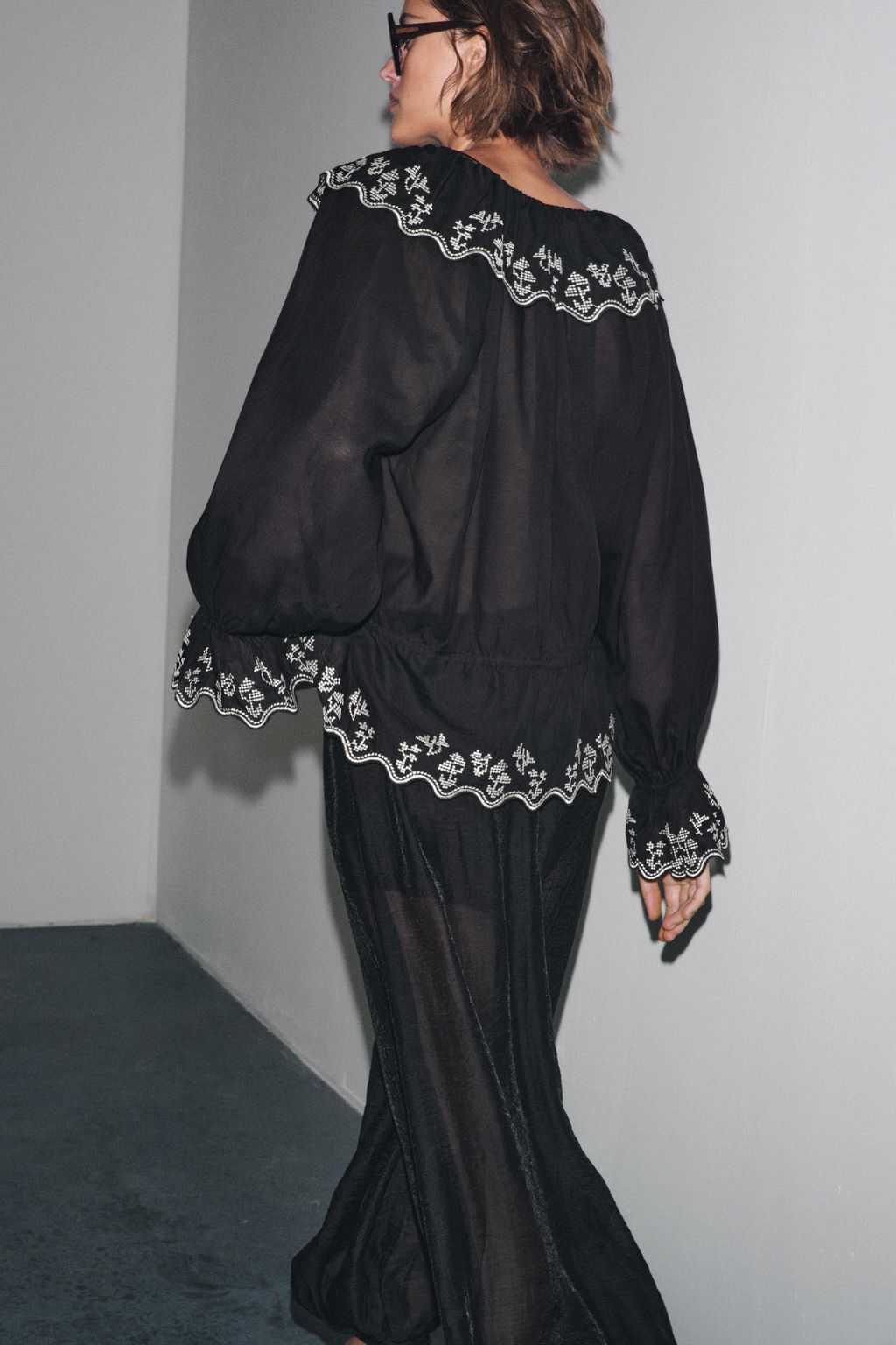 ZW COLLECTION EMBROIDERED RUFFLE BLOUSE - Zara фото 3