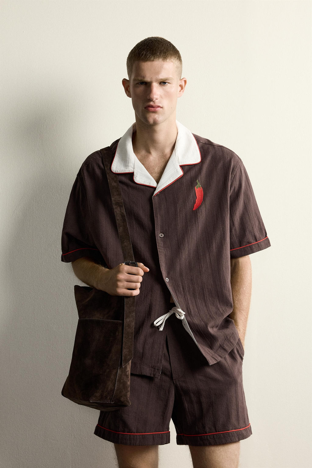CAMISA RELAXED FIT BORDADO GUINDILLA / Chocolate
