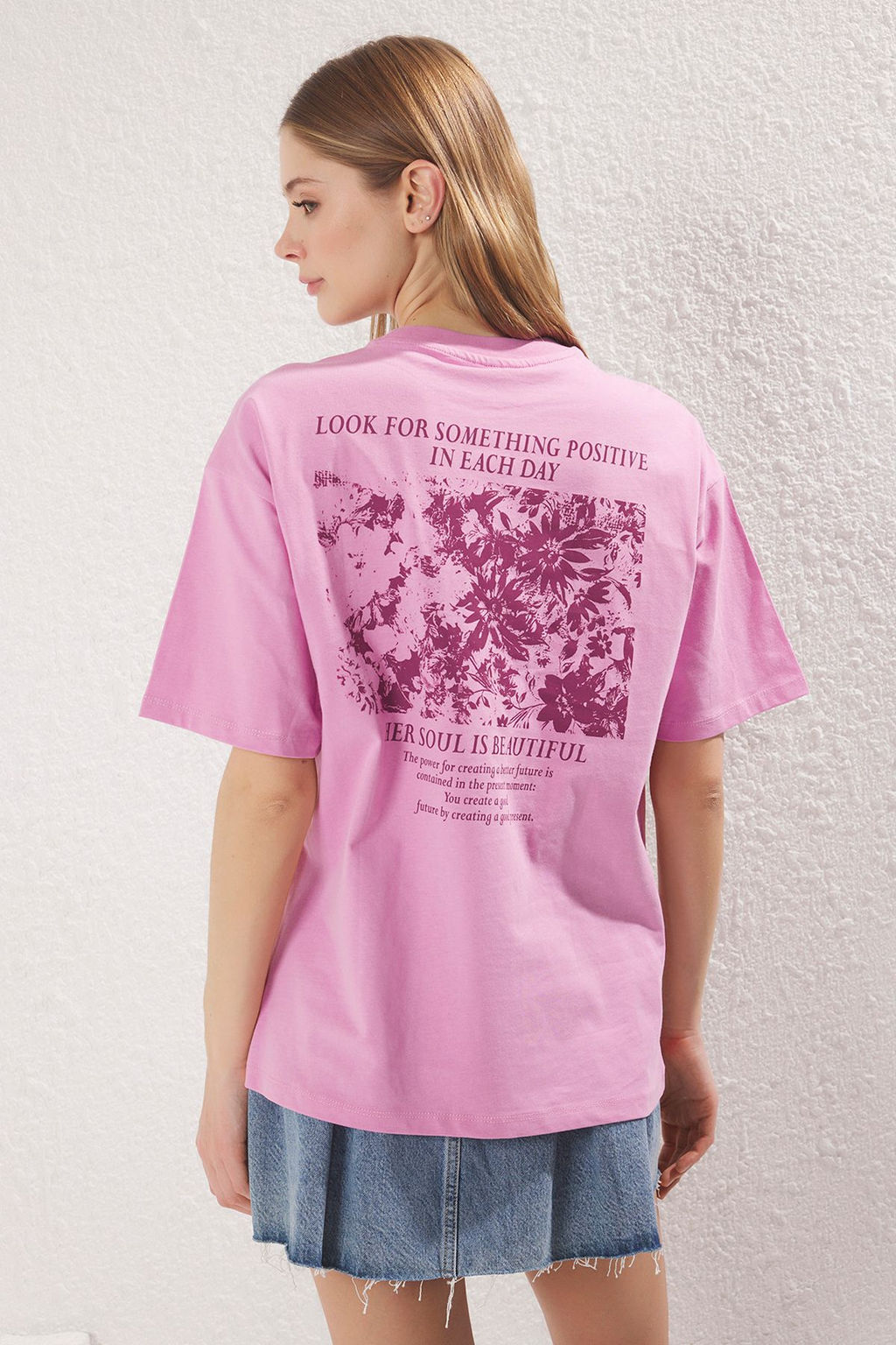 TRENDYOLMILLA Pembe Premium %100 Pamuk On ve Arka Bask?l? Oversize/Genis Kal?p Orme T-Shirt TWOSS23TS00269