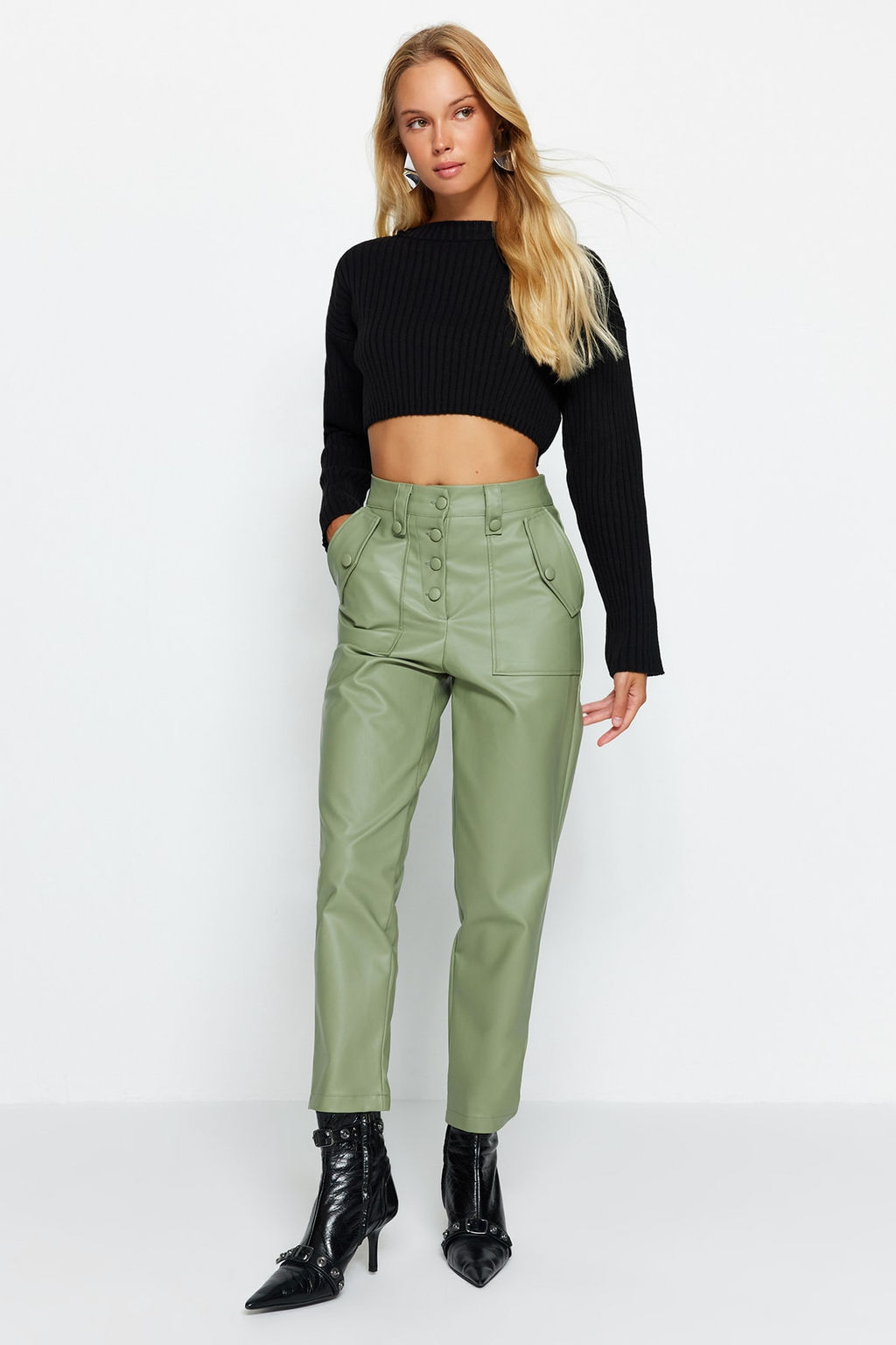 TRENDYOLMILLA Limited Edition Siyah Havuc Dokuma Onden Dugmeli Suni Deri Pantolon TWOAW22PL0083