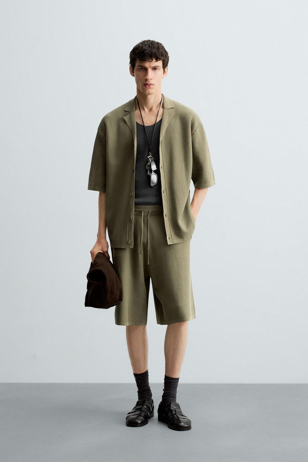 TEXTURED KNITTED BERMUDA SHORTS