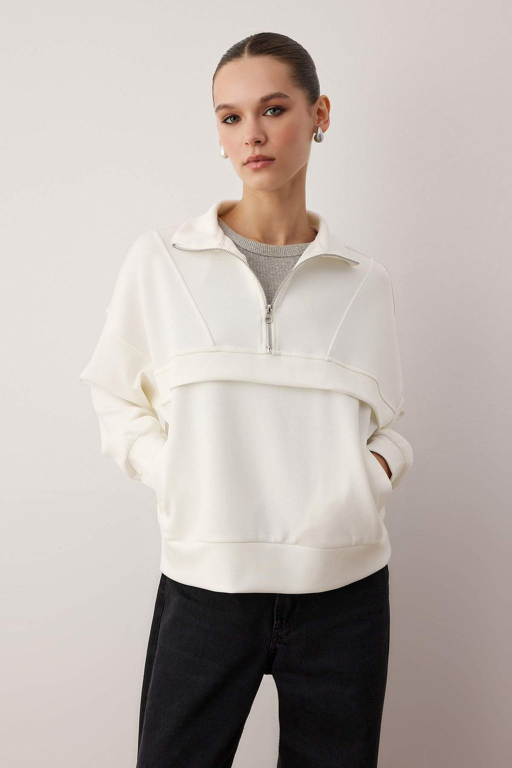 Ekru Oversize/Genis Kal?p Fermuarl? ve Kesik Detayl? Esnek Orme Sweatshirt TWOAW26SW00167