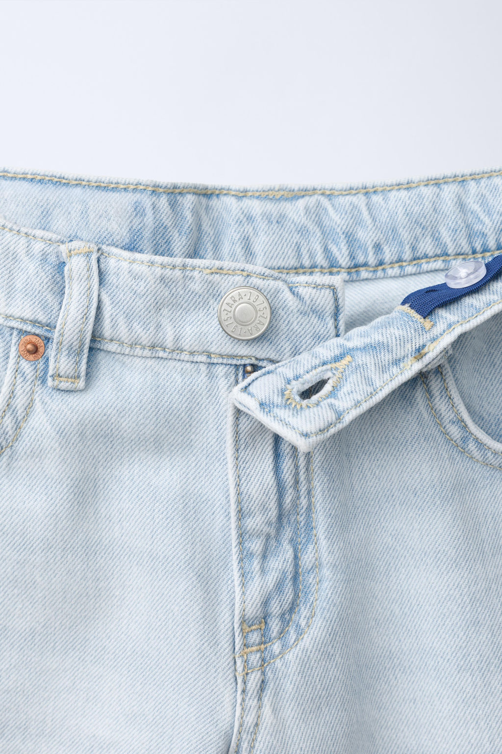 BERMUDA DENIM STRAIGHT ROTOS / Azul claro
