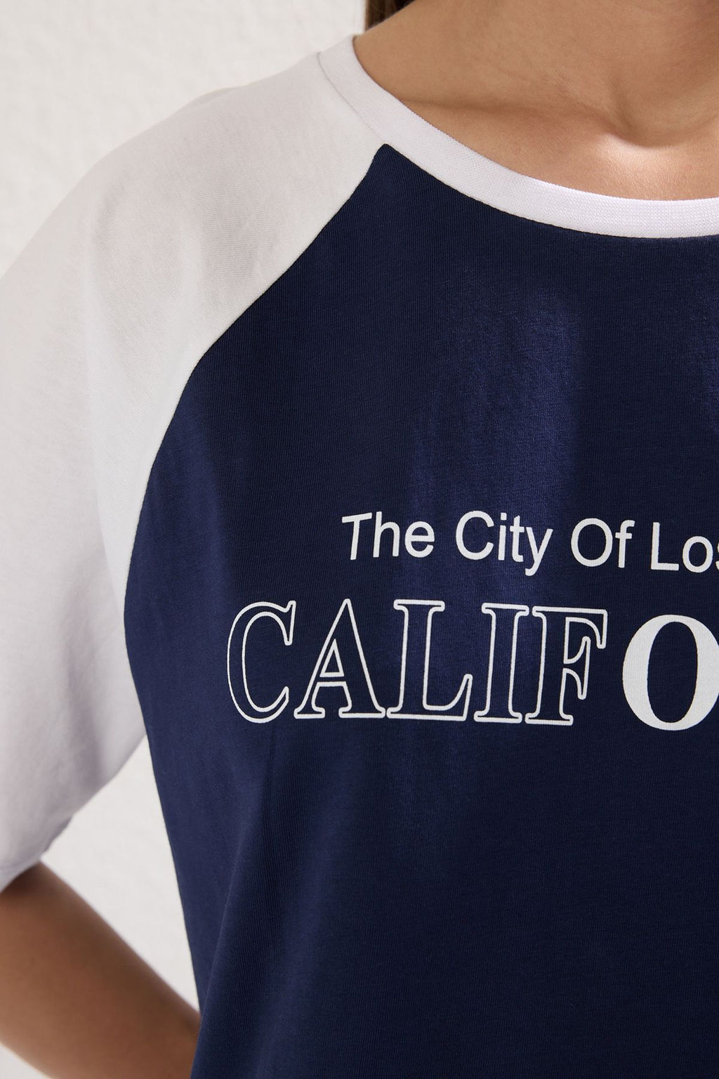 TRENDYOLMILLA Lacivert %100 Pamuk Renk Bloklu Slogan Bask?l? Relaxed/Rahat Kesim Crop Orme T-Shirt TWOSS24TS00098 фото 3