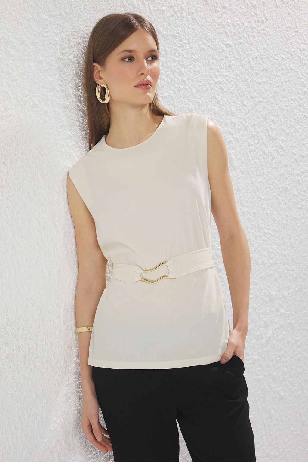 Kahverengi Kemerli ve Akseuarl? Regular/Normal Kal?p Kolsuz Bisiklet Yaka Orme Bluz TWOSS25BZ00088 - Trendyolmilla фото 6