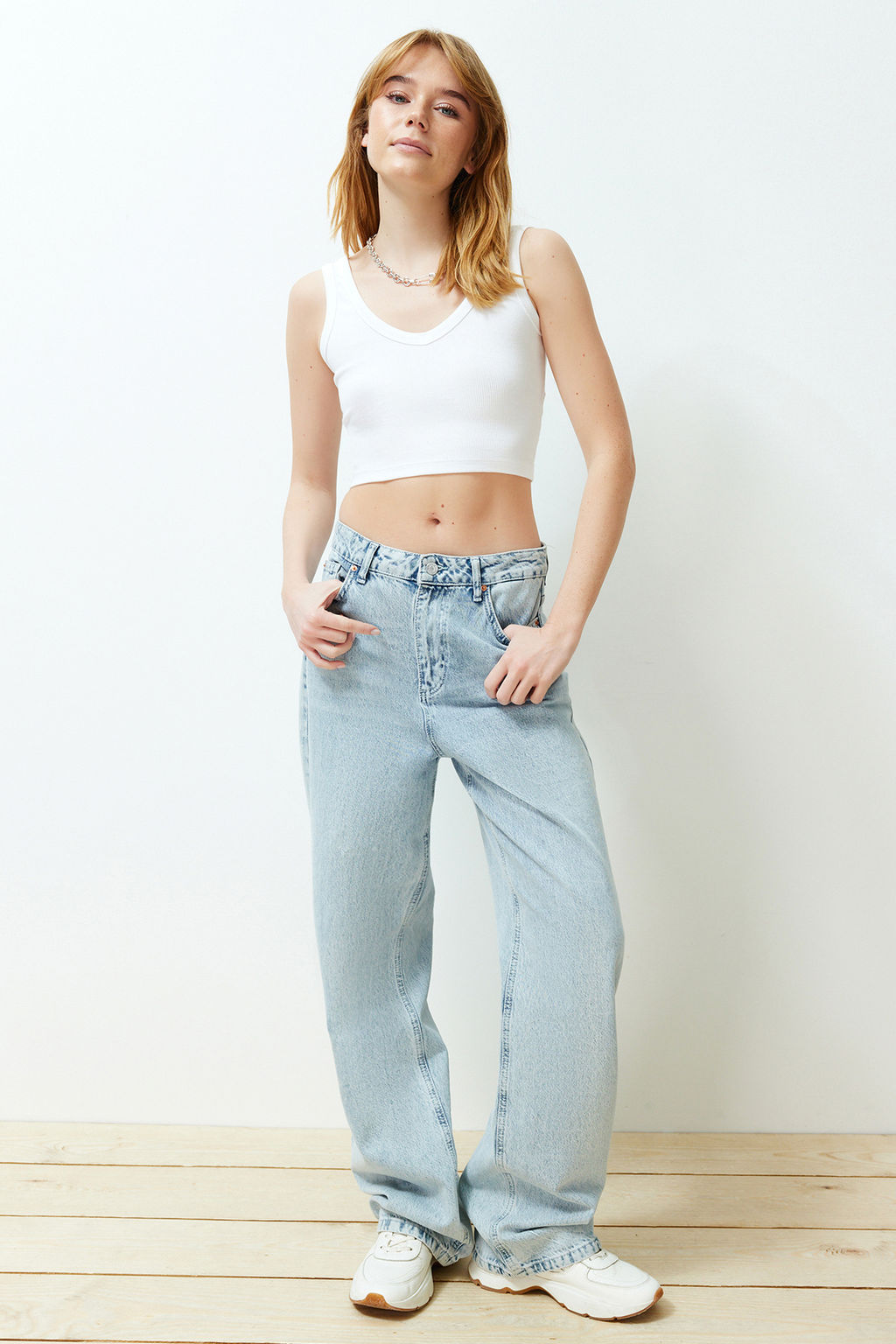 Beyaz Fitilli V Yaka Super Crop Esnek Orme Atlet TWOSS24AL00029