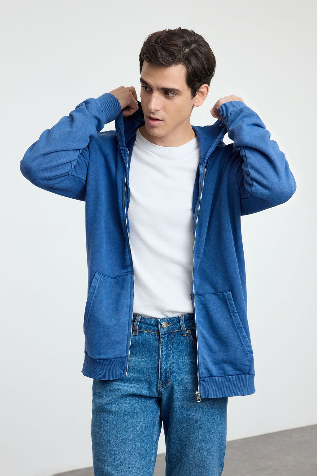 TRENDYOL MAN Antrasit Oversize/Genis Kesim Kapusonlu Soluk Efekt Basic Fermuarl? H?rka/Sweatshirt TMNAW25SW00049 - Trendyolmilla фото 2