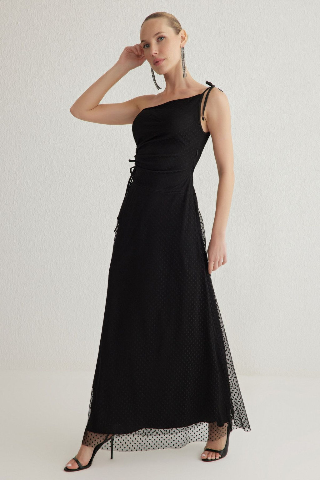 TRENDYOLMILLA Siyah A-Kesim Asimetrik Yaka Tul Orme Uzun S?k Abiye Elbise TPRSS25AE00027