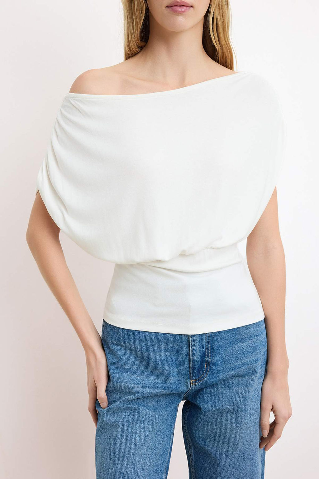 Ekru Fitted/Vucuda Oturan Asimetrik Yaka K?sa Kollu Yumusak Orme Bluz TWOSS26BZ00462 - Trendyolmilla фото 2