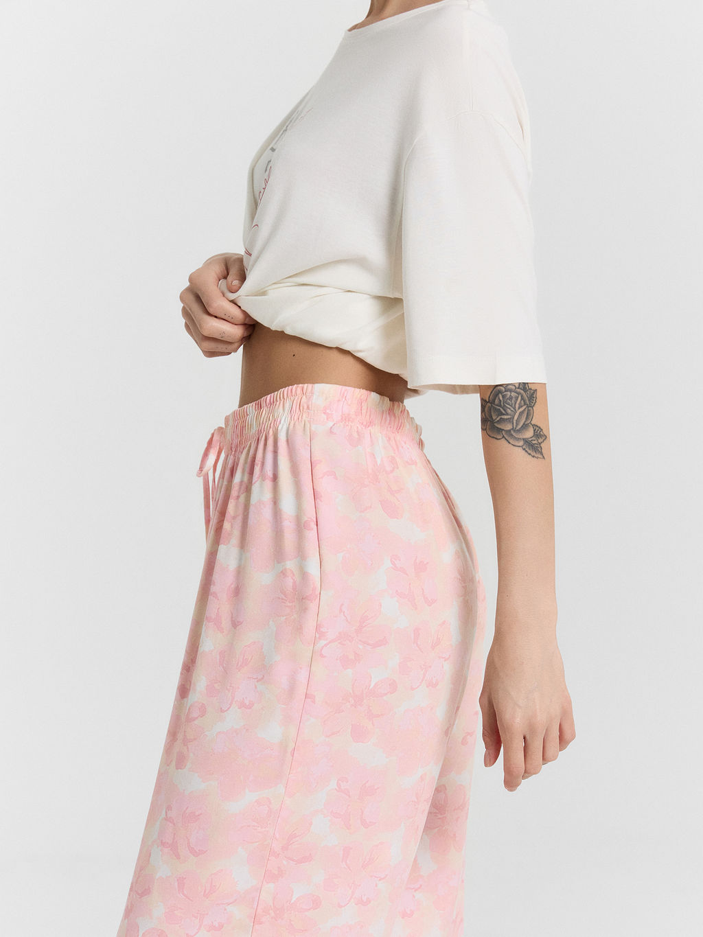 КОМПЛЕКТ ЖЕНСКИЙ (ФУТБОЛКА, БРИДЖИ) - Mark formelle фото 11