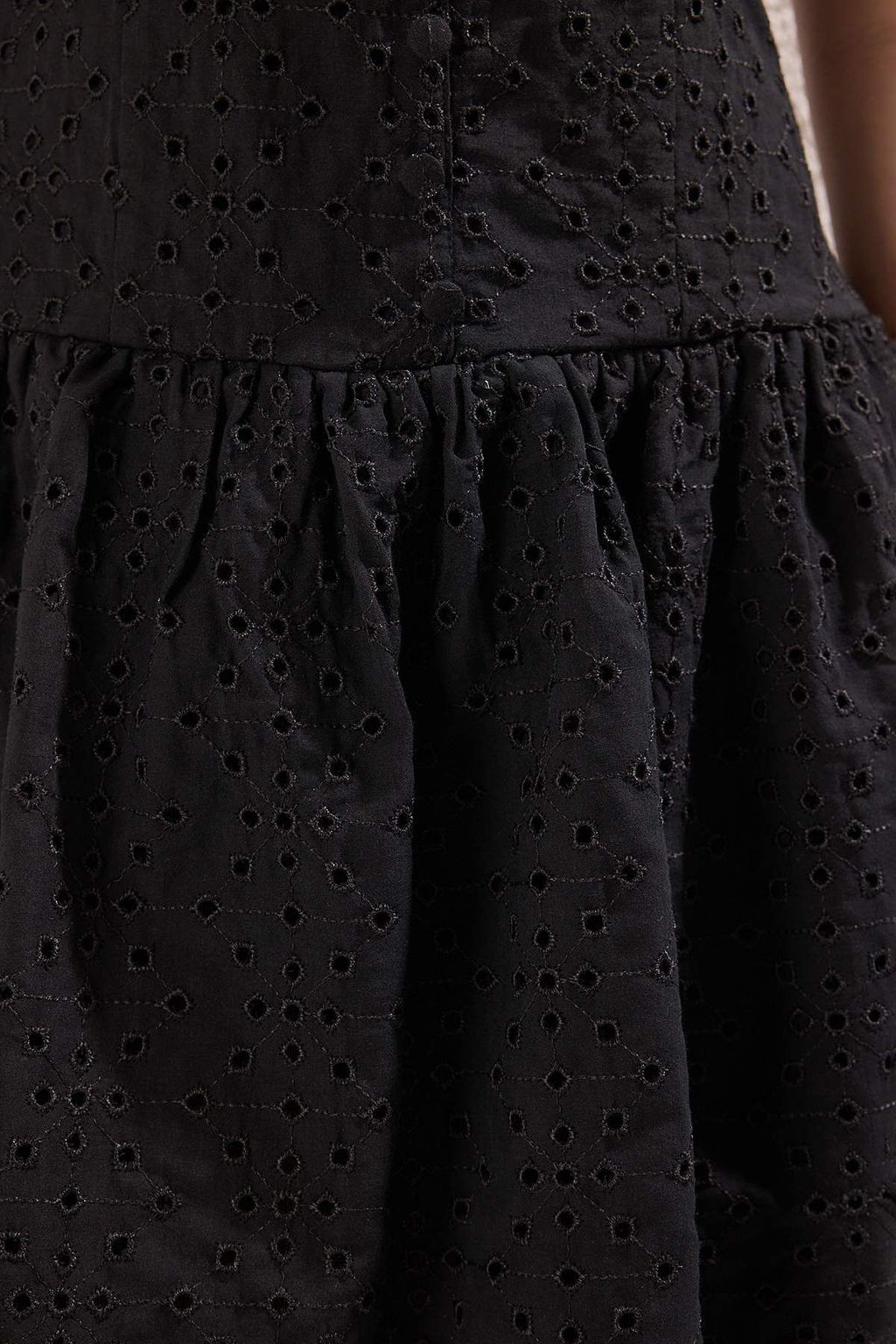 TRENDYOLMILLA Limited Edition Beyaz Etegi Belden Ac?lan Dugme Detayl? Brode Mini Dokuma Elbise TWOSS25EL00521 фото 8