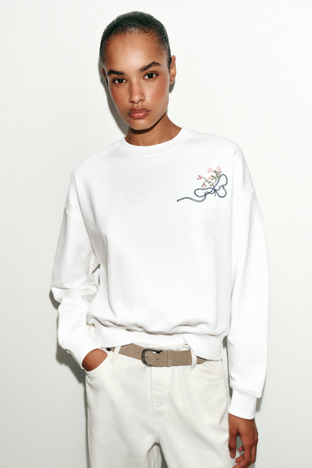 SUDADERA BORDADO FLORES / Blanco - Zara фото 5