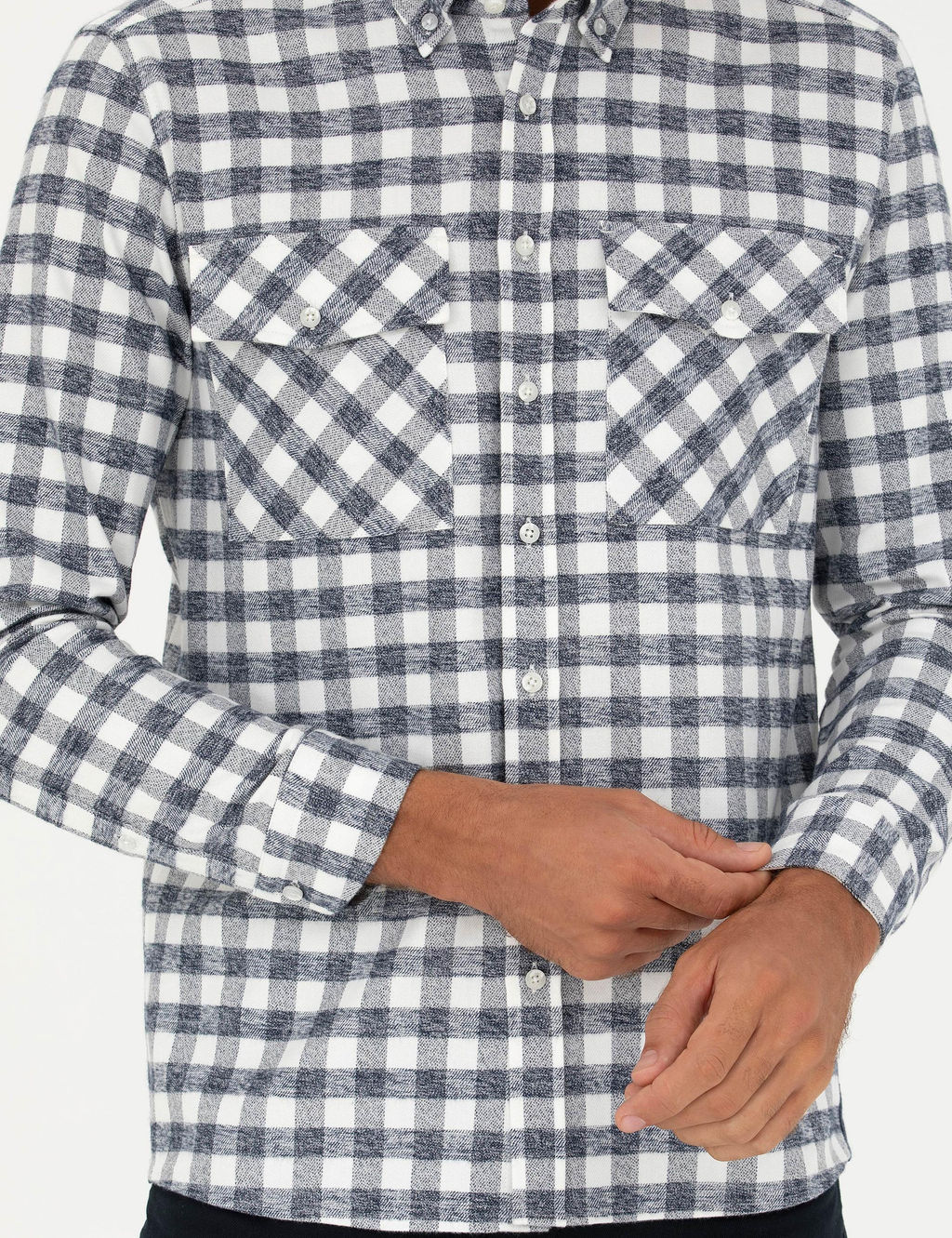 Темно-синяя рубашка классического кроя с длинным рукавом