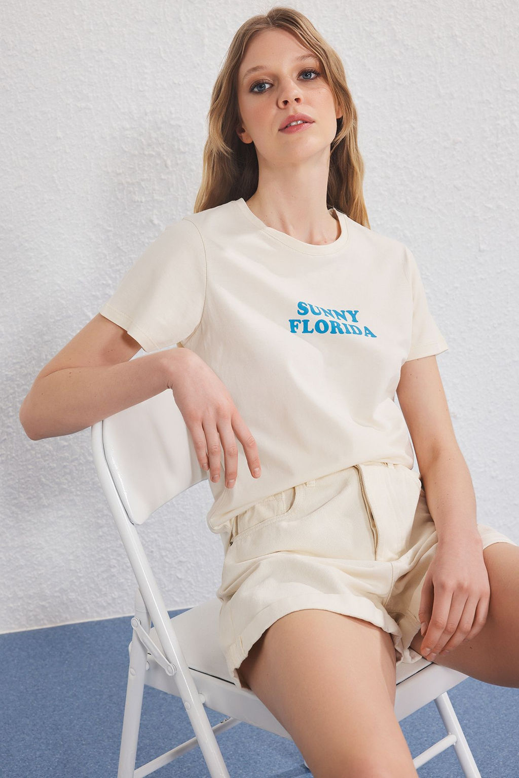 TRENDYOLMILLA Tas Slogan Bask? Detayl? Regular/Normal Kal?p Orme T-Shirt TWOSS25TS00190  фото 2