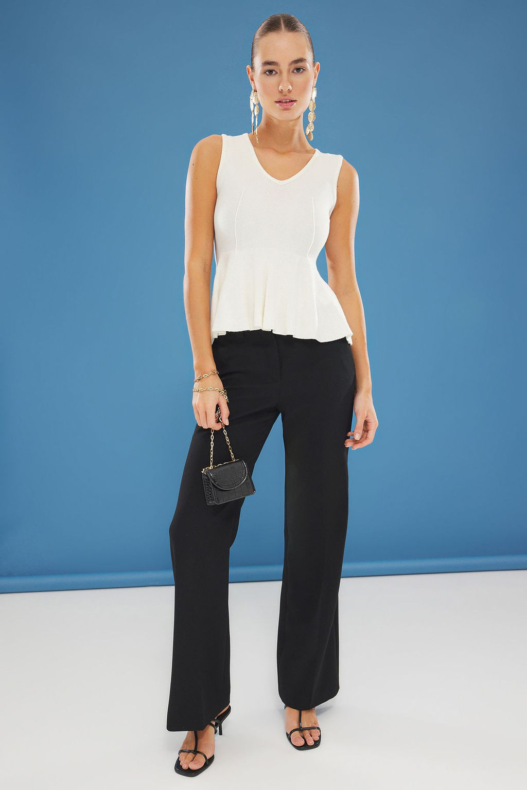 Trendyolmilla Ekru V Yaka Peplum Triko Bluz TWOSS25BZ00190