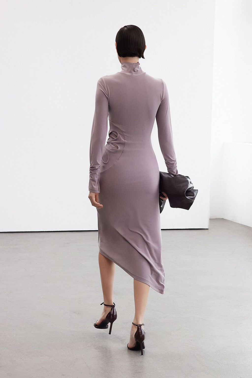 Limited Edition Vizon Dik Yaka Vucuda Oturan Cut Out Detayl? Orme Elbise TWOAW25EL00297 - Trendyolmilla фото 3